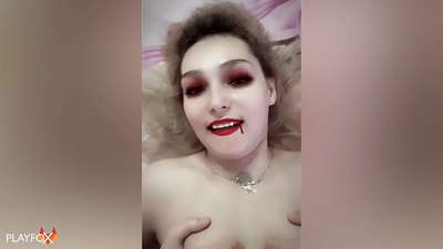 Ivan Helsing es folla amb força a un vampir sexy i se li puja el cul